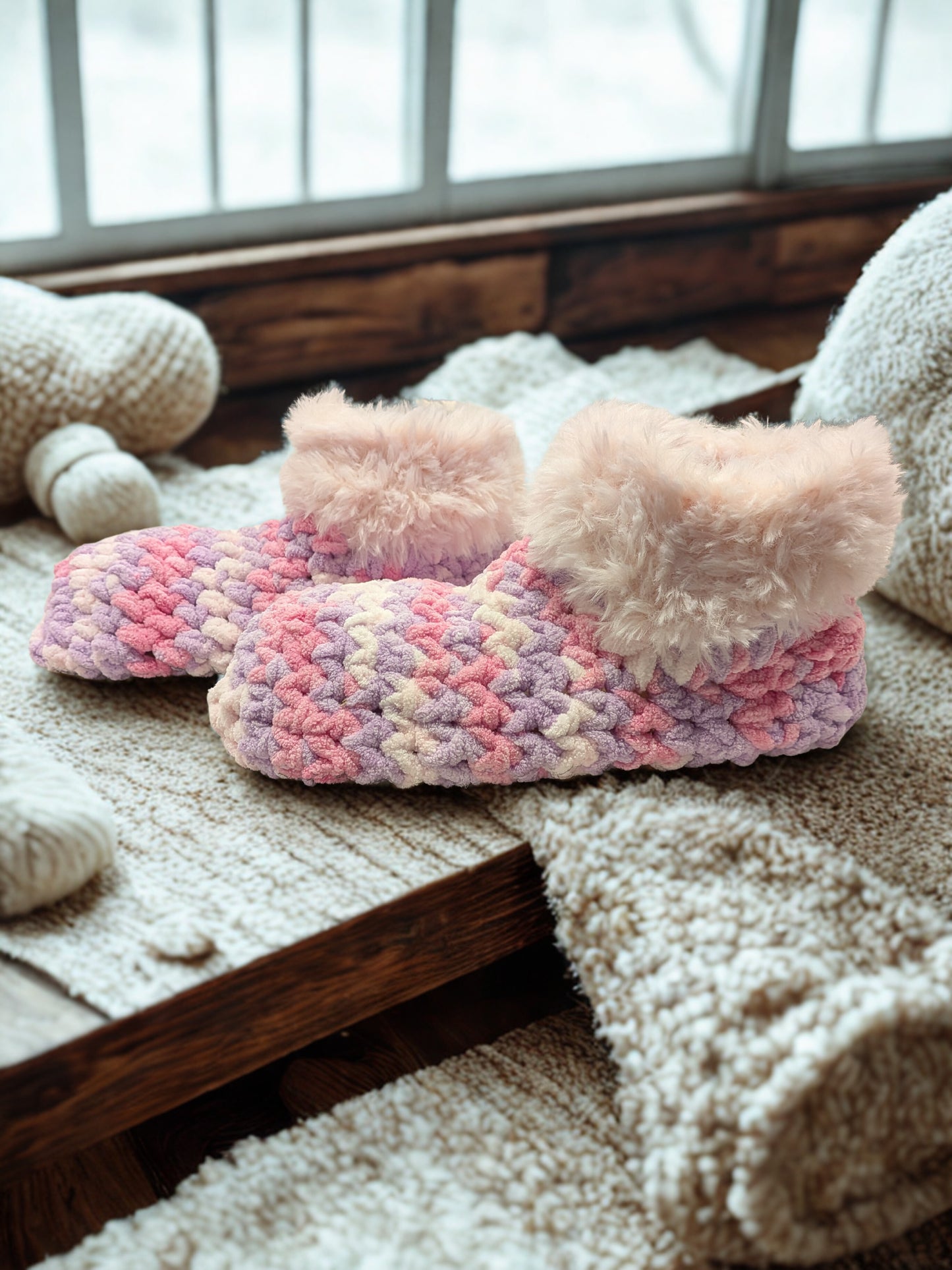 Fuzzy Slippers with Faux Fur